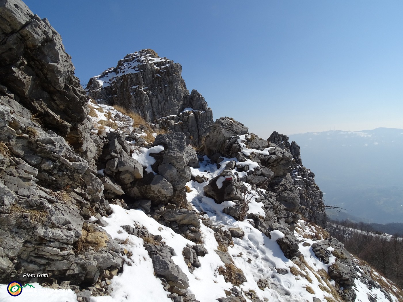 48 Sul sent. 571 in cresta per lo Zuc di Pralongone (1503 m).JPG